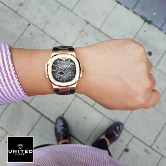 Patek Philippe Nautilus 5712R-001 "Rose Gold" High Fidelity Replica patek nautilus 5712r rose gold luxury 1 Patek Philippe Rose Gold Case Black Dial Leather Bracelet Replica on the man wrist