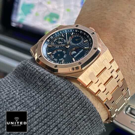 Audemars Piguet Royal Oak Chronograph 26240OR.OO.1320OR.01 "Rose Gold" Elite Super Clone ap rose gold blue dial luxury watch 2 Audemars Piguet Royal Oak Gold Blue Dial Replica on the man wrist