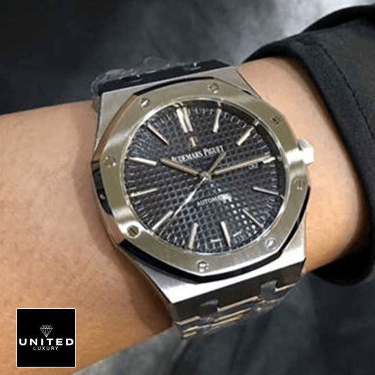 Audemars Piguet 15400ST.OO_.1220ST.04 Selfwinding Gray Replica on the man wristh