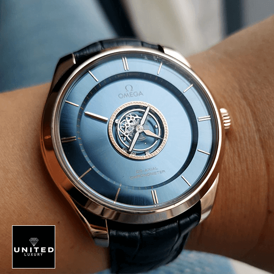 Omega De Ville Tourbillon Co-Axial 4637.31.31 "Tourbillon" Mirror Clone Quality Omega 528.53.44.21 man Omega Black Dial Tourbillion Replica on the wristh