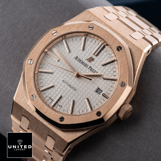 Audemars Piguet Royal Oak 15400OR.OO.1220OR.02 High-End Replica 1:1 audemarspiguet royaloak 15400OR.OO .1220OR.02 replica left Audemars Piguet Royal Oak 15400 White Dial Gold Replica on the stand