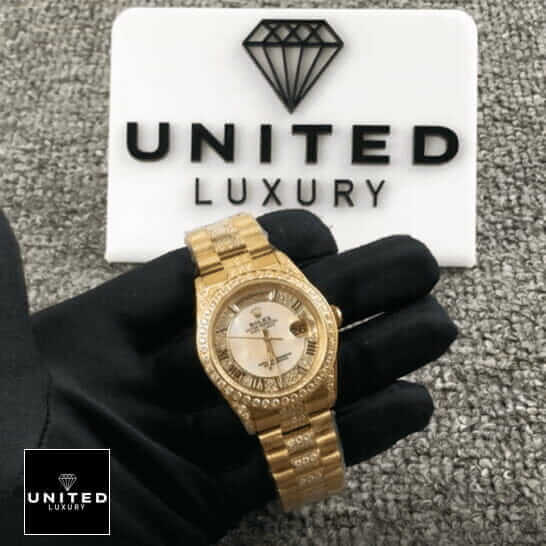 Rolex Datejust Yellow Gold 116626 Replica features a captivating champagne dial