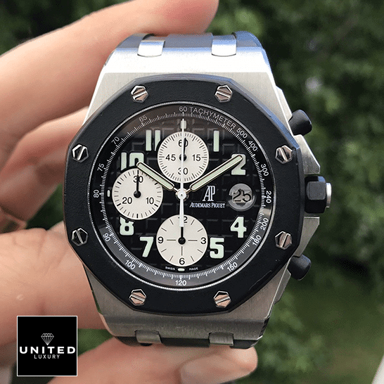 Audemars Piguet Royal Oak Offshore 25940SK.OO.D002CA.03 Master Clone Quality audemarspiguet royaloakoffshore 25940SK.OO .D002CA.03 replica FRONT Audemars Piguet Royal Oak Black Dial Replica on the fingers