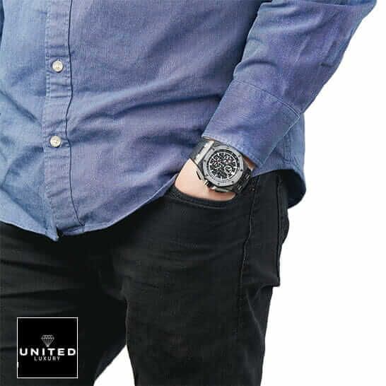 AP Royal Oak Black Dial Carbon Case Black Rubber Bracelet Replica on the man wrist