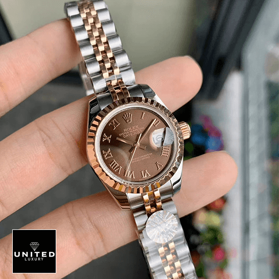 Rolex Datejust 278271 "Everose Gold" Supreme Copy 1:1 Rolex Datejust 288271 Everose Gold Roman Dial Replica on the fingers