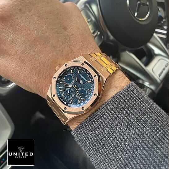 Audemars Piguet Royal Oak Chronograph 26240OR.OO.1320OR.01 "Rose Gold" Elite Super Clone ap rose gold blue dial luxury watch 3 Audemars Piguet Royal Oak Blue Dial Gold Case Replica on the man wrist in car